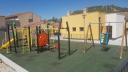 Parque infantil con columpio adaptado